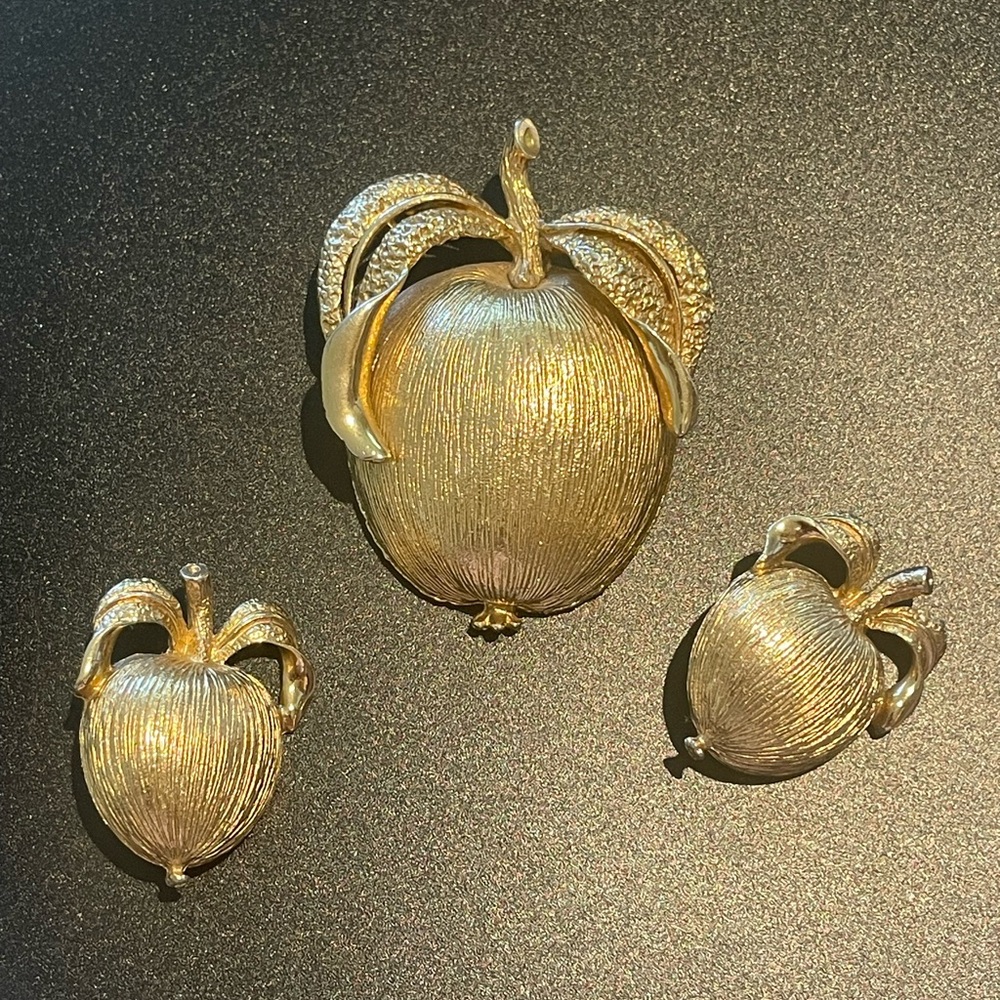 Sarah Coventry Gold Brooch Set